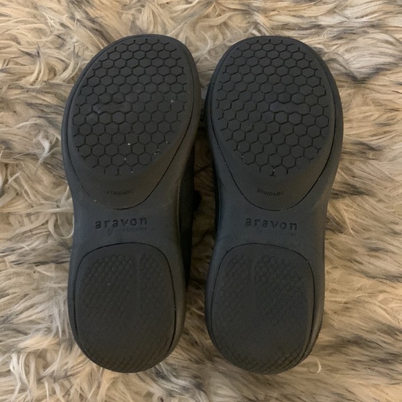 Aravon orthopedic waterproof sneakers—like new condition! - Picture 3 of 4
